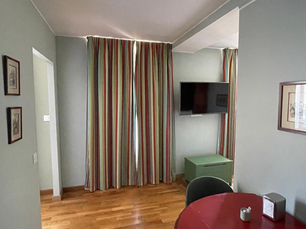 Appartement Mignon Calme Douillet Ascenseur Clim Etage Eleve Proche Parking Et Toutes Commodites Au Coeur Du Toulon Historique エクステリア 写真